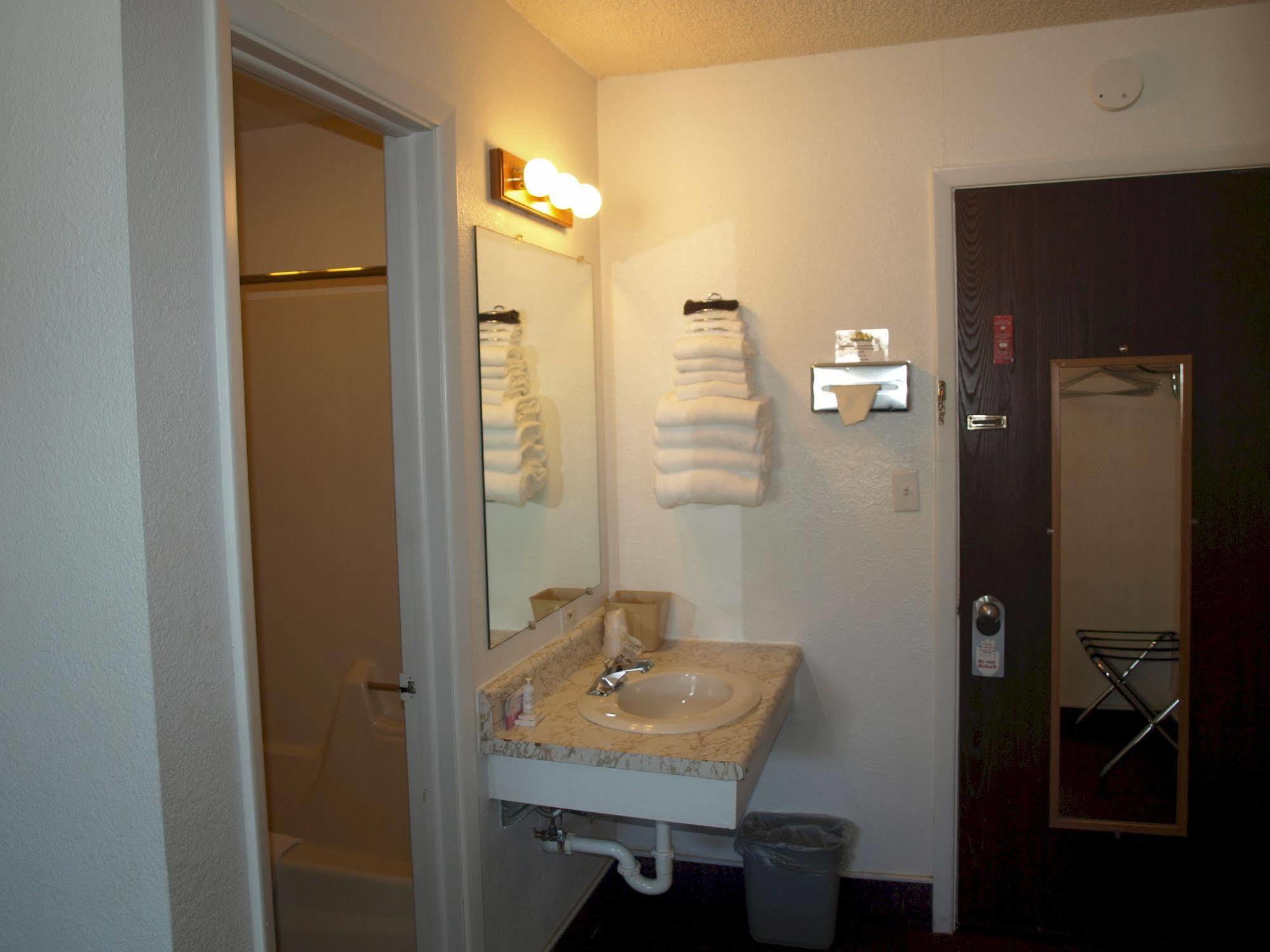 גלנדיב Yellowstone River Inn מראה חיצוני תמונה